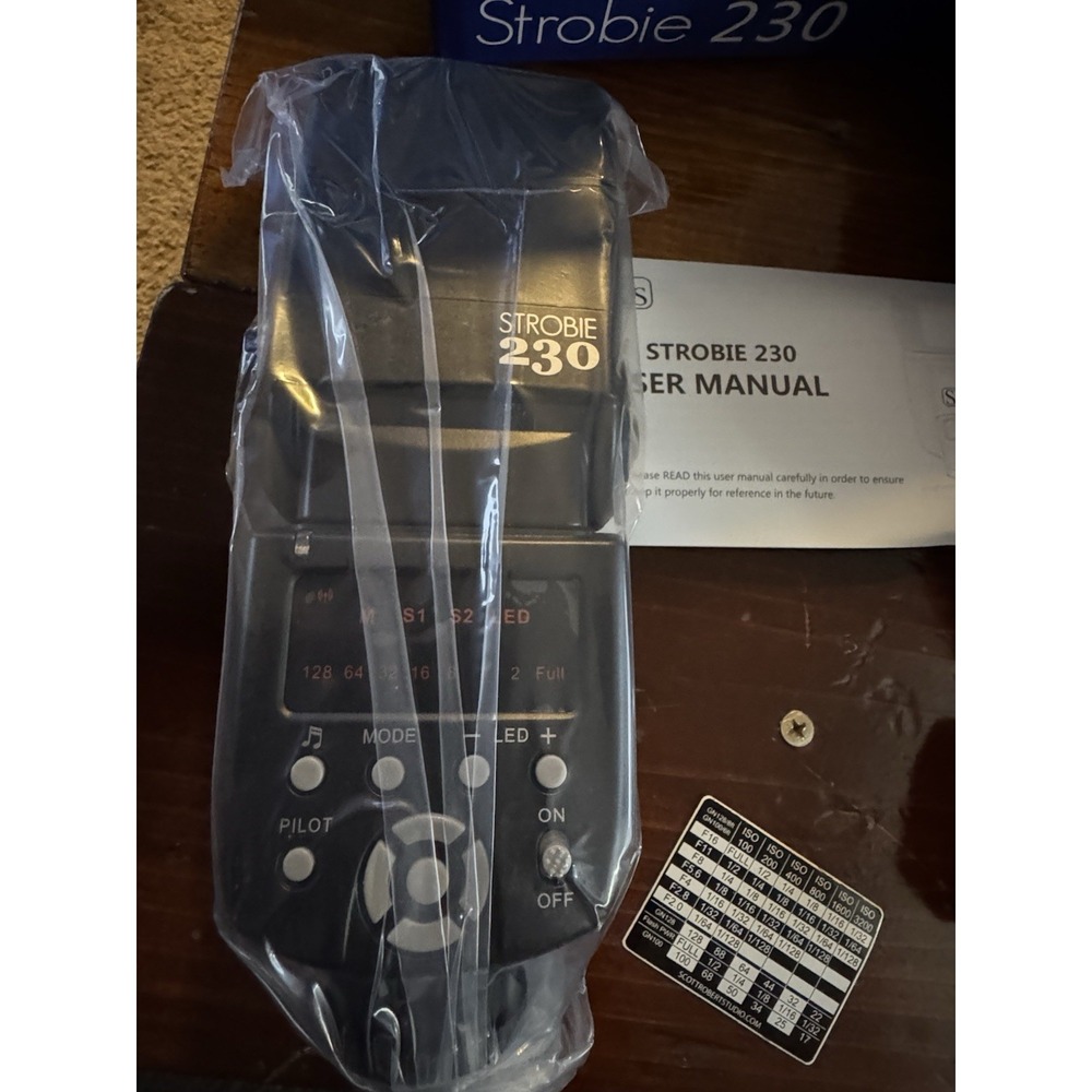 Strobie 230 Camera Flash - Picture 4 of 10